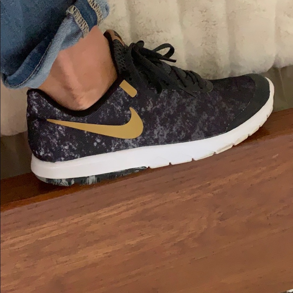 Nike flex experience running shoe